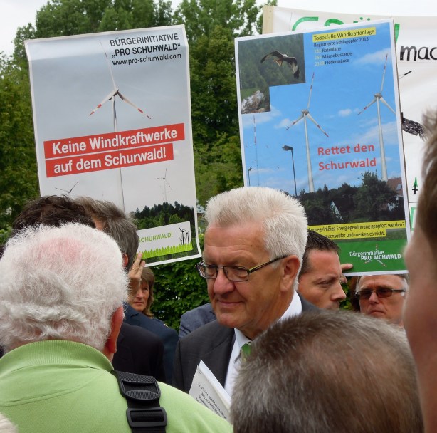 Ministerpräsident Kretschmann in Diskussion mit Demonstranten aus dem Schurwald